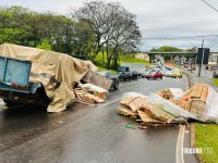 Carreta perde os freios e atinge veículos na subida da Tancredo Neves em Foz do Iguaçu Carreta perde os freios e atinge veículos na subida da Tancredo Neves em Foz do Iguaçu