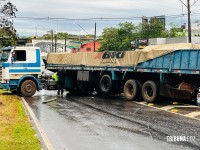 Carreta perde os freios e atinge veículos na subida da Tancredo Neves em Foz do Iguaçu Carreta perde os freios e atinge veículos na subida da Tancredo Neves em Foz do Iguaçu