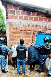 Uma boca de fumo foi desmantelada em Puerto Iguazú onde 3 pessoas foram presas e mais de 70 doses de drogas apreendidas Uma boca de fumo foi desmantelada em Puerto Iguazú onde 3 pessoas foram presas e mais de 70 doses de drogas apreendidas
