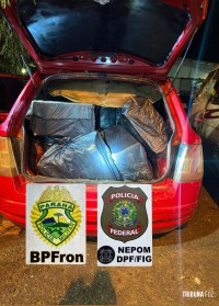 PF e PM apreendem veículo carregado com 10 mil maços de cigarros contrabandeados em Foz do Iguaçu PF e PM apreendem veículo carregado com 10 mil maços de cigarros contrabandeados em Foz do Iguaçu