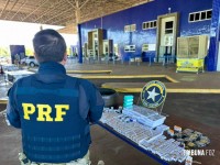 PRF apreende mercadorias contrabandeadas ocultas em micro-ônibus paraguaio na BR-277 em Foz do Iguaçu PRF apreende mercadorias contrabandeadas ocultas em micro-ônibus paraguaio na BR-277 em Foz do Iguaçu