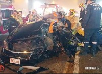 Dois jovens ficam feridos após violenta colisão contra árvore em Ciudad Del Este Dois jovens ficam feridos após violenta colisão contra árvore em Ciudad Del Este