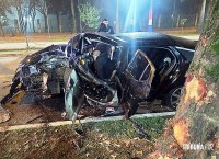 Dois jovens ficam feridos após violenta colisão contra árvore em Ciudad Del Este Dois jovens ficam feridos após violenta colisão contra árvore em Ciudad Del Este