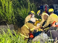 Motorista fica preso às ferragens após capotamento de veículo na Perimetral Leste Motorista fica preso às ferragens após capotamento de veículo na Perimetral Leste