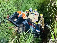 Motorista fica preso às ferragens após capotamento de veículo na Perimetral Leste Motorista fica preso às ferragens após capotamento de veículo na Perimetral Leste