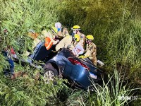 Motorista fica preso às ferragens após capotamento de veículo na Perimetral Leste Motorista fica preso às ferragens após capotamento de veículo na Perimetral Leste
