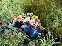 Motorista fica preso às ferragens após capotamento de veículo na Perimetral Leste Motorista fica preso às ferragens após capotamento de veículo na Perimetral Leste