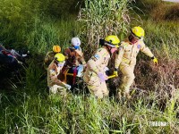 Motorista fica preso às ferragens após capotamento de veículo na Perimetral Leste Motorista fica preso às ferragens após capotamento de veículo na Perimetral Leste