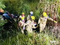Motorista fica preso às ferragens após capotamento de veículo na Perimetral Leste Motorista fica preso às ferragens após capotamento de veículo na Perimetral Leste