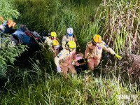Motorista fica preso às ferragens após capotamento de veículo na Perimetral Leste Motorista fica preso às ferragens após capotamento de veículo na Perimetral Leste