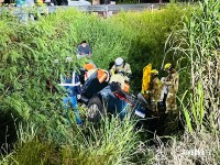 Motorista fica preso às ferragens após capotamento de veículo na Perimetral Leste Motorista fica preso às ferragens após capotamento de veículo na Perimetral Leste