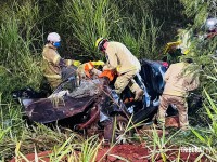 Motorista fica preso às ferragens após capotamento de veículo na Perimetral Leste Motorista fica preso às ferragens após capotamento de veículo na Perimetral Leste