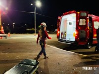 Motorista fica preso às ferragens após capotamento de veículo na Perimetral Leste Motorista fica preso às ferragens após capotamento de veículo na Perimetral Leste