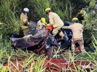 Motorista fica preso às ferragens após capotamento de veículo na Perimetral Leste Motorista fica preso às ferragens após capotamento de veículo na Perimetral Leste