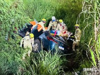 Motorista fica preso às ferragens após capotamento de veículo na Perimetral Leste Motorista fica preso às ferragens após capotamento de veículo na Perimetral Leste