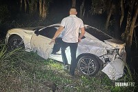 Motorista bate em poste em Hernandarias no Paraguai Motorista bate em poste em Hernandarias no Paraguai