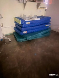Ala do Hospital Municipal inaugurado na pandemia virou deposito de materiais inservíveis Ala do Hospital Municipal inaugurado na pandemia virou deposito de materiais inservíveis
