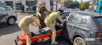 Condutor é socorrido pelo Siate após colisão no centro de Foz do Iguaçu Condutor é socorrido pelo Siate após colisão no centro de Foz do Iguaçu