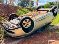 Casal fica ferido após capotamento de veículo na Av. das Cataratas Casal fica ferido após capotamento de veículo na Av. das Cataratas