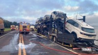 Carreta cegonha pega fogo e danifica veículos na BR-277 próximo ao pedágio de Céu Azul Carreta cegonha pega fogo e danifica veículos na BR-277 próximo ao pedágio de Céu Azul