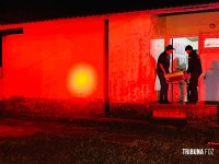 Homem é encontrado morto dentro de residência com sinais de agressão na Vila A Homem é encontrado morto dentro de residência com sinais de agressão na Vila A