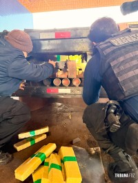 Dois presos após tentarem entrar no Brasil pela Ponte da Amizade com maconha escondida em fundo falso de caminhão Dois presos após tentarem entrar no Brasil pela Ponte da Amizade com maconha escondida em fundo falso de caminhão