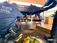 Dois presos após tentarem entrar no Brasil pela Ponte da Amizade com maconha escondida em fundo falso de caminhão Dois presos após tentarem entrar no Brasil pela Ponte da Amizade com maconha escondida em fundo falso de caminhão