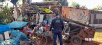 Acumuladora de 43 anos é encontra morta dentro do barraco na Invasão do Bubas Acumuladora de 43 anos é encontra morta dentro do barraco na Invasão do Bubas