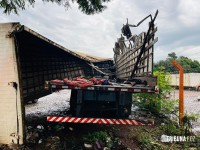 Homem é encontrado morto sobre carreta em posto de combustível em Foz do Iguaçu Homem é encontrado morto sobre carreta em posto de combustível em Foz do Iguaçu