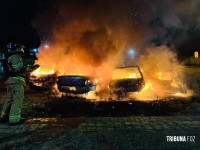 Quatro veículos são destruídos após incêndio criminoso em ferro-velho de Foz do Iguaçu Quatro veículos são destruídos após incêndio criminoso em ferro-velho de Foz do Iguaçu