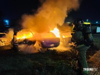 Quatro veículos são destruídos após incêndio criminoso em ferro-velho de Foz do Iguaçu Quatro veículos são destruídos após incêndio criminoso em ferro-velho de Foz do Iguaçu