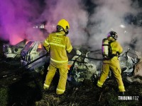 Quatro veículos são destruídos após incêndio criminoso em ferro-velho de Foz do Iguaçu Quatro veículos são destruídos após incêndio criminoso em ferro-velho de Foz do Iguaçu