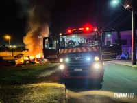 Quatro veículos são destruídos após incêndio criminoso em ferro-velho de Foz do Iguaçu Quatro veículos são destruídos após incêndio criminoso em ferro-velho de Foz do Iguaçu