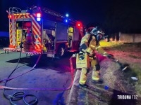 Quatro veículos são destruídos após incêndio criminoso em ferro-velho de Foz do Iguaçu Quatro veículos são destruídos após incêndio criminoso em ferro-velho de Foz do Iguaçu