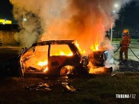 Quatro veículos são destruídos após incêndio criminoso em ferro-velho de Foz do Iguaçu Quatro veículos são destruídos após incêndio criminoso em ferro-velho de Foz do Iguaçu