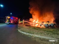 Quatro veículos são destruídos após incêndio criminoso em ferro-velho de Foz do Iguaçu Quatro veículos são destruídos após incêndio criminoso em ferro-velho de Foz do Iguaçu
