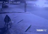 Quatro veículos são destruídos após incêndio criminoso em ferro-velho de Foz do Iguaçu Quatro veículos são destruídos após incêndio criminoso em ferro-velho de Foz do Iguaçu