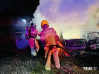 Quatro veículos são destruídos após incêndio criminoso em ferro-velho de Foz do Iguaçu Quatro veículos são destruídos após incêndio criminoso em ferro-velho de Foz do Iguaçu
