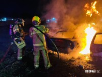 Quatro veículos são destruídos após incêndio criminoso em ferro-velho de Foz do Iguaçu Quatro veículos são destruídos após incêndio criminoso em ferro-velho de Foz do Iguaçu
