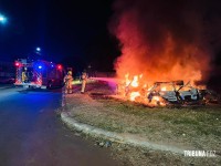 Quatro veículos são destruídos após incêndio criminoso em ferro-velho de Foz do Iguaçu Quatro veículos são destruídos após incêndio criminoso em ferro-velho de Foz do Iguaçu