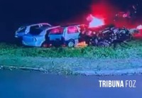 Quatro veículos são destruídos após incêndio criminoso em ferro-velho de Foz do Iguaçu Quatro veículos são destruídos após incêndio criminoso em ferro-velho de Foz do Iguaçu