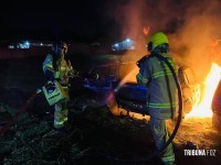 Quatro veículos são destruídos após incêndio criminoso em ferro-velho de Foz do Iguaçu Quatro veículos são destruídos após incêndio criminoso em ferro-velho de Foz do Iguaçu