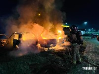 Quatro veículos são destruídos após incêndio criminoso em ferro-velho de Foz do Iguaçu Quatro veículos são destruídos após incêndio criminoso em ferro-velho de Foz do Iguaçu