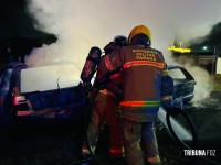 Quatro veículos são destruídos após incêndio criminoso em ferro-velho de Foz do Iguaçu Quatro veículos são destruídos após incêndio criminoso em ferro-velho de Foz do Iguaçu