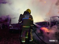 Quatro veículos são destruídos após incêndio criminoso em ferro-velho de Foz do Iguaçu Quatro veículos são destruídos após incêndio criminoso em ferro-velho de Foz do Iguaçu