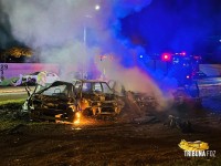 Quatro veículos são destruídos após incêndio criminoso em ferro-velho de Foz do Iguaçu Quatro veículos são destruídos após incêndio criminoso em ferro-velho de Foz do Iguaçu