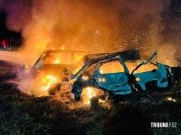 Quatro veículos são destruídos após incêndio criminoso em ferro-velho de Foz do Iguaçu Quatro veículos são destruídos após incêndio criminoso em ferro-velho de Foz do Iguaçu