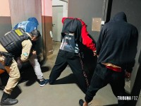 Policial civil da Delegacia de Homicídios frustra assalto e prende três assaltantes em Foz do Iguaçu Policial civil da Delegacia de Homicídios frustra assalto e prende três assaltantes em Foz do Iguaçu