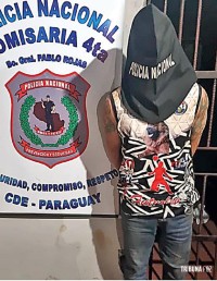 Vizinhos imobilizam homem armado com facão após vandalismo e agressão a família em Ciudad Del Este Vizinhos imobilizam homem armado com facão após vandalismo e agressão a família em Ciudad Del Este