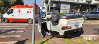Veículo capota após colisão na Av. General Meira em Foz do Iguaçu Veículo capota após colisão na Av. General Meira em Foz do Iguaçu